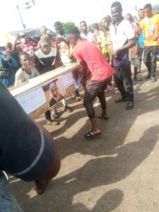 #EndSARs prostesters carry Buhari's coffin in Osogbo