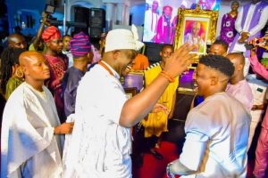 Ooni exchanging pleasantries with a youth