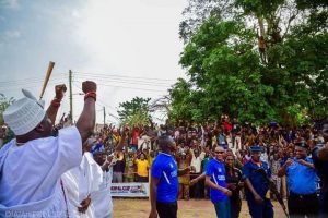 Ooni of Ife receiving cheers from some youths