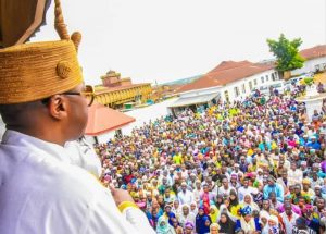 Oluwo addressing large crowd at his palace